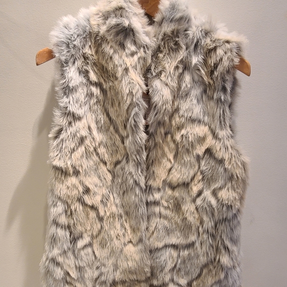 ✨3for$25✨BBDakotaNWT In A Furry FauxFur Vest Ivory - Picture 2 of 8